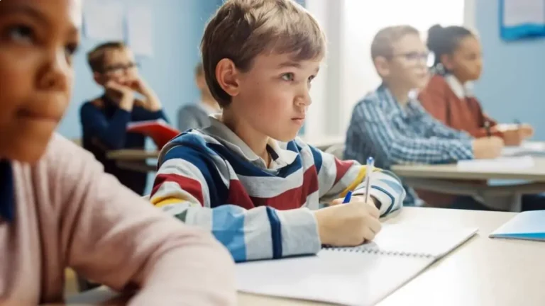 Niños en clase de inglés