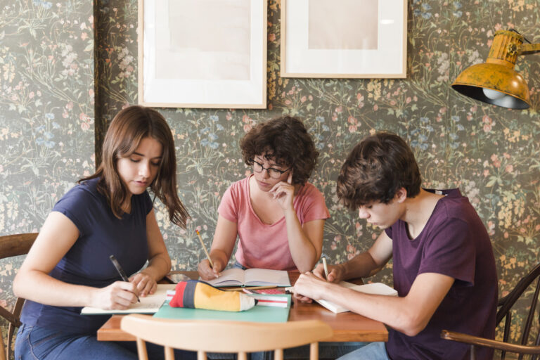 5 habilidades que tu hijo desarrolla preparando un examen oficial (y no son solo de inglés)